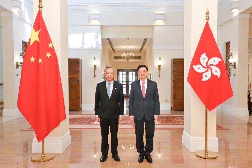 歡迎到訪: 李家超(右)在禮賓府與顏金勇會面。 歡迎到訪: 李家超(右)在禮賓府與顏金勇會面。
