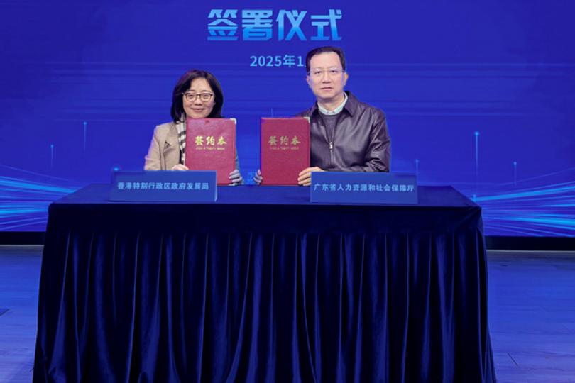 引才育才: 甯漢豪(左)在廣州和杜敏琪共同簽署《關於建築人才開發合作意向書》。 引才育才: 甯漢豪(左)在廣州和杜敏琪共同簽署《關於建築人才開發合作意向書》。