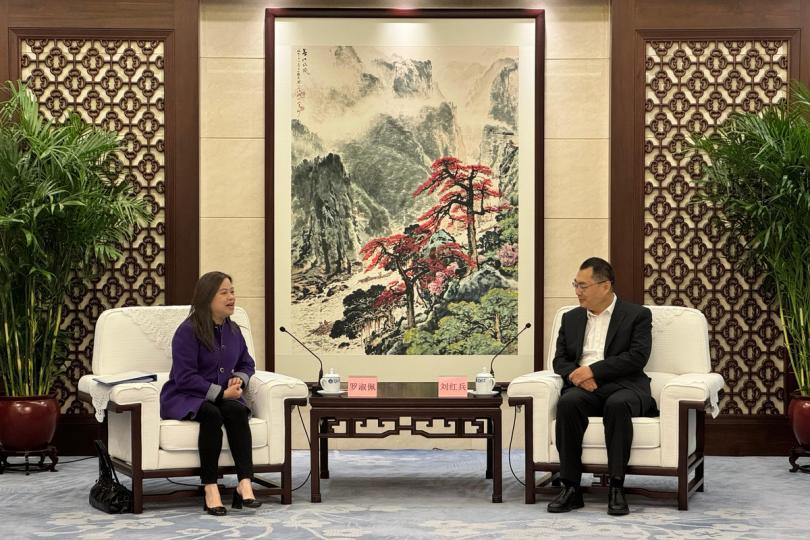 文旅協作: 羅淑佩(左)與劉紅兵會面,向他介紹文藝創意產業發展藍圖和香港旅遊業發展藍圖2.0。 文旅協作: 羅淑佩(左)與劉紅兵會面,向他介紹文藝創意產業發展藍圖和香港旅遊業發展藍圖2.0。