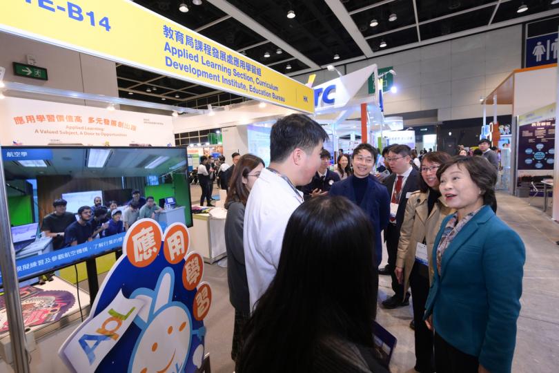 升學資訊: 蔡若蓮(右)在教育及職業博覽2025參觀教育局推廣應用學習的攤位。 升學資訊: 蔡若蓮(右)在教育及職業博覽2025參觀教育局推廣應用學習的攤位。