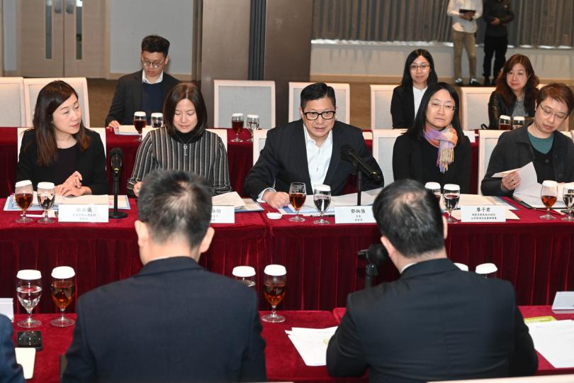 推進建設: 鄧炳強(中)在港深口岸規劃建設工作專班會議發言。 推進建設: 鄧炳強(中)在港深口岸規劃建設工作專班會議發言。