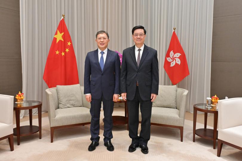 交流:  李家超（右）與茅仲華會面，討論兩地法律工作和人員交流。