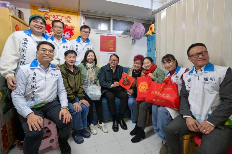 共享歡欣: 陳國基(前排左四)探訪居於寶林邨的雙老基層家庭。 共享歡欣: 陳國基(前排左四)探訪居於寶林邨的雙老基層家庭。