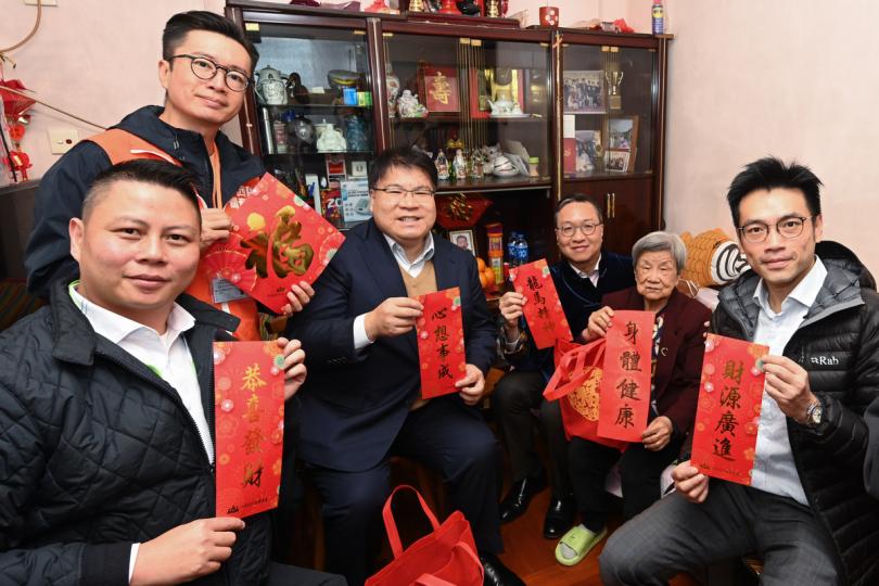 賀年祝福:  林定國（右三）探訪居於堅尼地城的獨居長者。