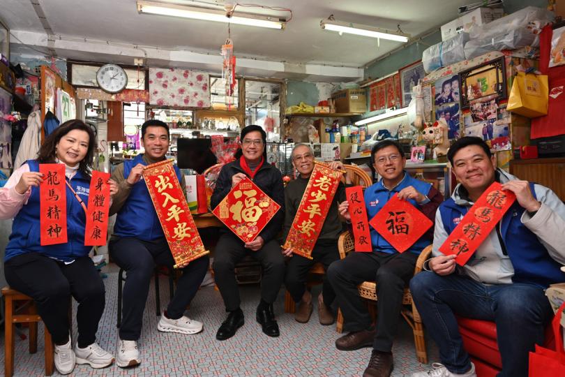 送上關愛:  黃偉綸（左三）探訪居於梨木樹邨的長者。