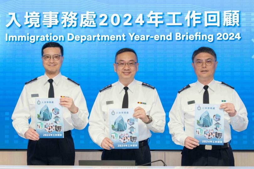 年度回顧: 郭俊峯(中)主持新聞發布會,回顧2024年工作。 年度回顧: 郭俊峯(中)主持新聞發布會,回顧2024年工作。