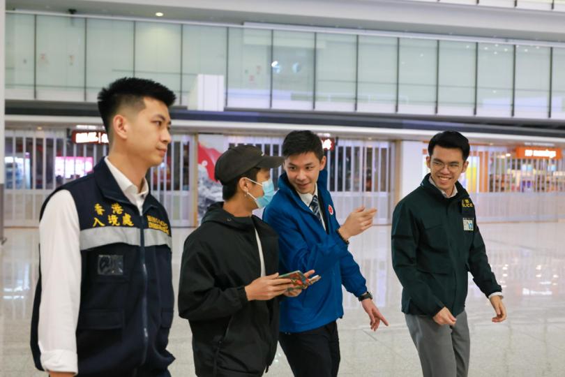 安全回港: 在緬甸獲救的香港居民(左二),在保安局專責小組陪同下從泰國返港。 安全回港: 在緬甸獲救的香港居民(左二),在保安局專責小組陪同下從泰國返港。