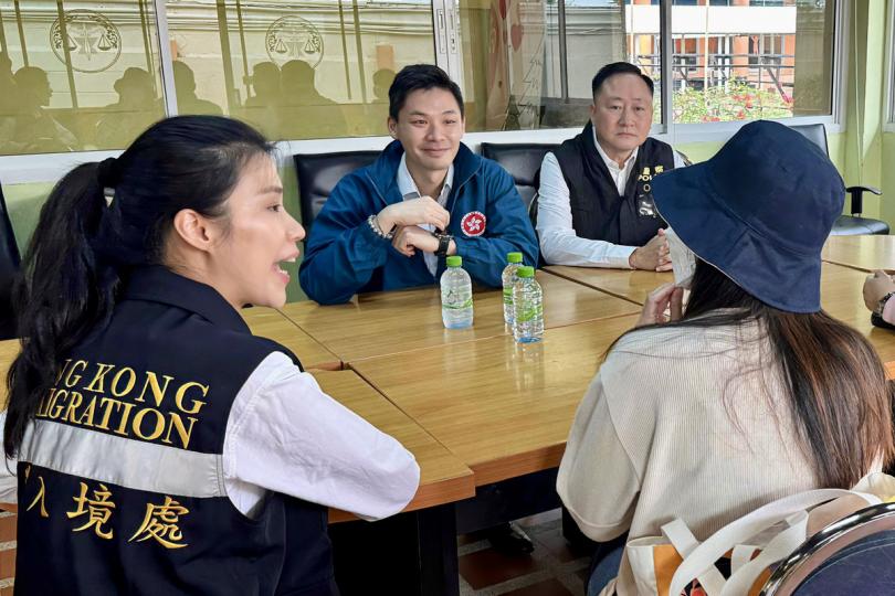 提供協助: 保安局專責小組成員與獲救港人在曼谷見面。 提供協助: 保安局專責小組成員與獲救港人在曼谷見面。