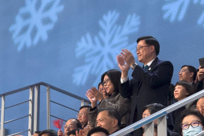 歡迎:  李家超和夫人李林麗嬋出席亞冬會開幕式，歡迎中國香港代表團成員進場。