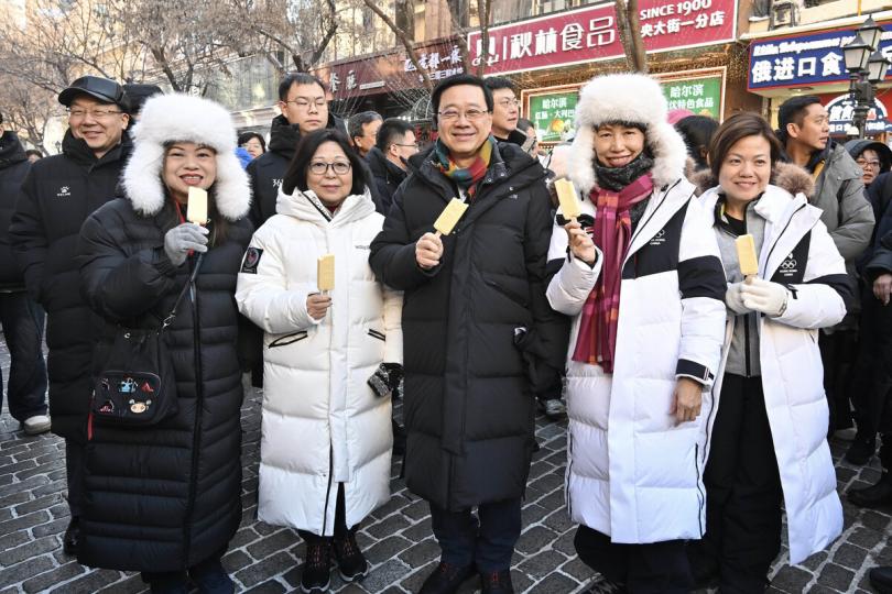 文旅體驗:  李家超（中）和夫人李林麗嬋（左二）在哈爾濱參觀中央大街並品嘗當地小食。