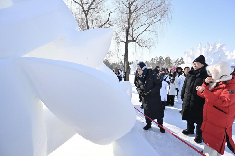細意觀賞:  李家超（左一）參觀太陽島雪博會。