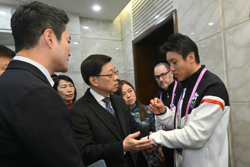 親切關懷:  李家超（前排中）探望受傷的香港冰球運動員（前排右）。