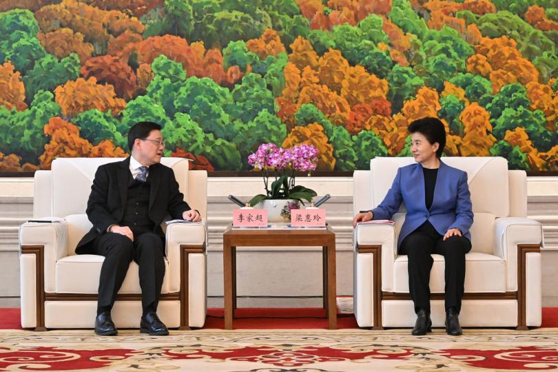 加強交流:  李家超（左）與梁惠玲交流共同關心的議題。