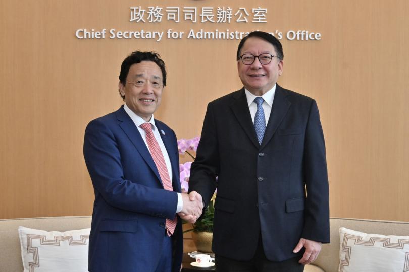 喜相逢: 陳國基(右)歡迎屈冬玉率團訪港。 喜相逢: 陳國基(右)歡迎屈冬玉率團訪港。