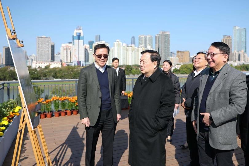實地視察: 夏寶龍(前排中)在陳國基(前排右)等官員陪同下,到河套香港園區調研。孫東(前排左)向他介紹園區最新建設進度等情況。 實地視察: 夏寶龍(前排中)在陳國基(前排右)等官員陪同下,到河套香港園區調研。孫東(前排左)向他介紹園區最新建設進度等情況。