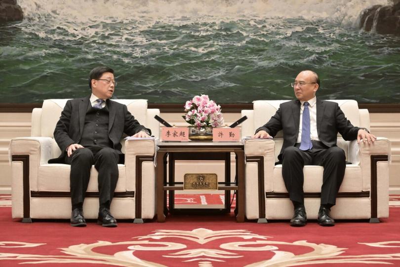 會面共議:  李家超（左）與許勤討論「冰雪經濟」和人文交流等議題。
