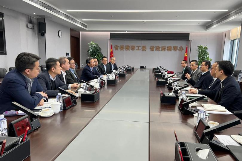 深入了解:  孫東（左四）與聶新平（右三）舉行座談會。