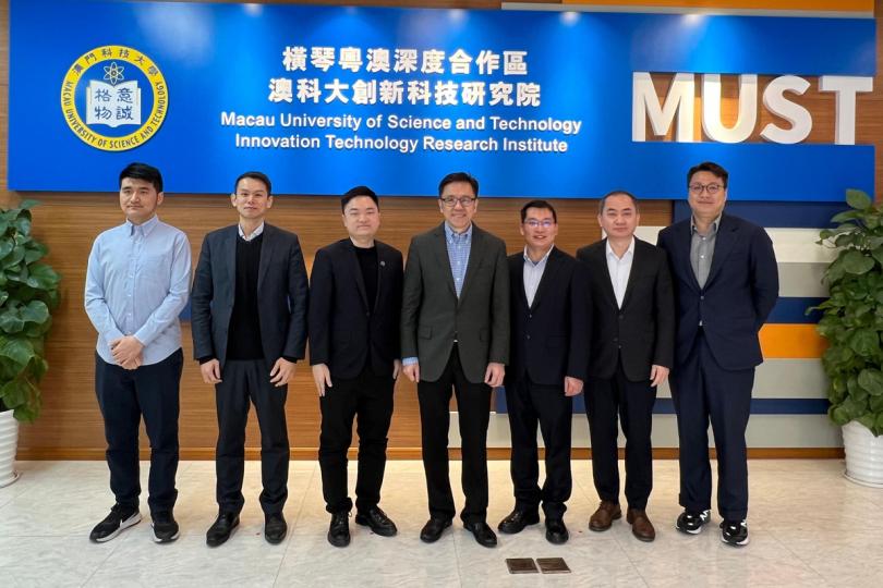 創科交流:  孫東（中）到訪珠海澳科大創新科技研究院。