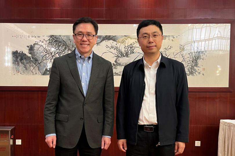 交換意見:  孫東（左）在珠海與吳澤桐會面。