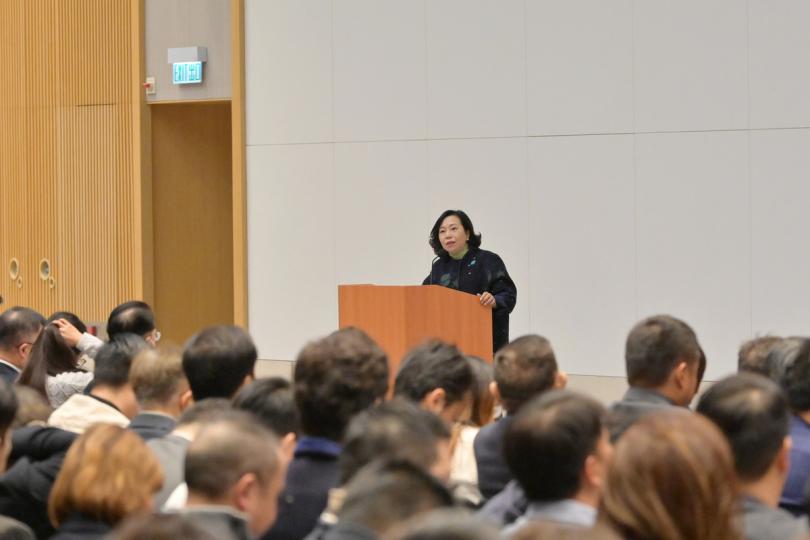 勉勵: 麥美娟在區議員培訓班上回顧第七屆區議會議員的地區服務經驗,並分享未來地區治理工作的挑戰。 勉勵: 麥美娟在區議員培訓班上回顧第七屆區議會議員的地區服務經驗,並分享未來地區治理工作的挑戰。