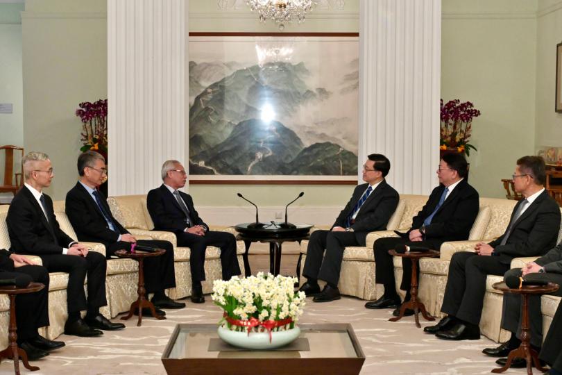 互利共贏:  李家超（右三）、岑浩輝（左三）與港澳官員討論兩地如何在各個範疇加強合作。