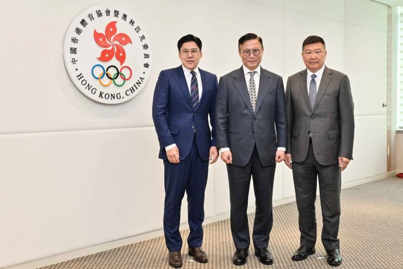 交換意見:  張國鈞（中）與霍啟剛（左）和楊祖賜會面。