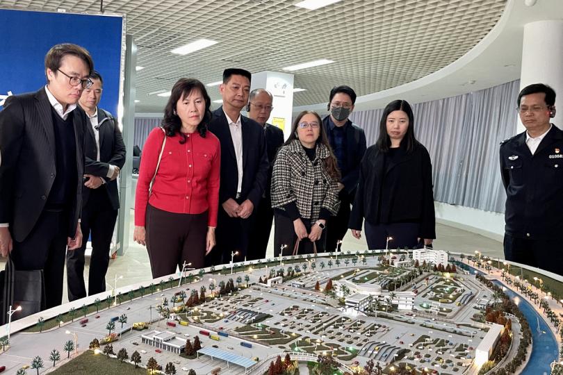 四通八達: 陳美寶(前排左二)訪問廣州,參觀當地交通運輸設施,了解其運作。 四通八達: 陳美寶(前排左二)訪問廣州,參觀當地交通運輸設施,了解其運作。