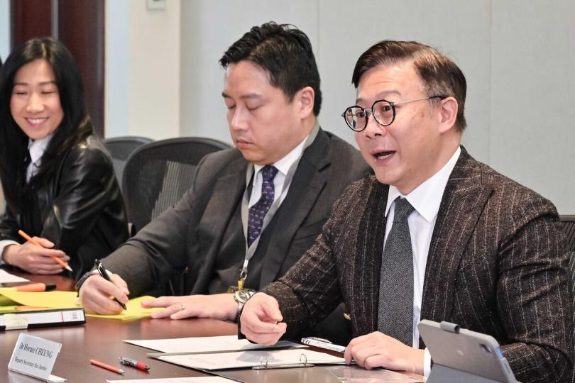 交換意見:  律政司體育爭議解決諮詢委員會與立法會議員會面，張國鈞（右）在會上發言。