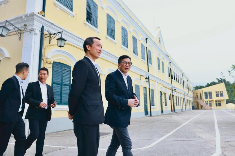 考察:  鄧炳強（右一）參觀澳門保安部隊高等學校校園。