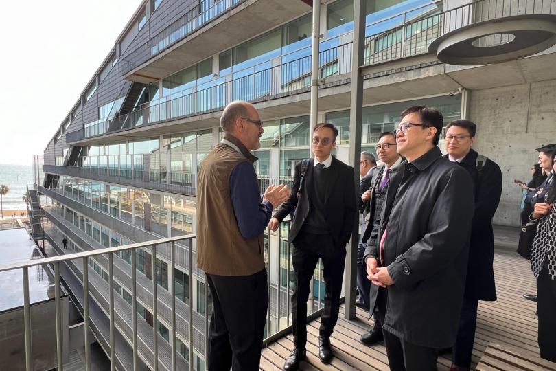 觀摩:  孫東（前排右一）訪問西班牙，參觀巴塞羅那生物醫學研究園。