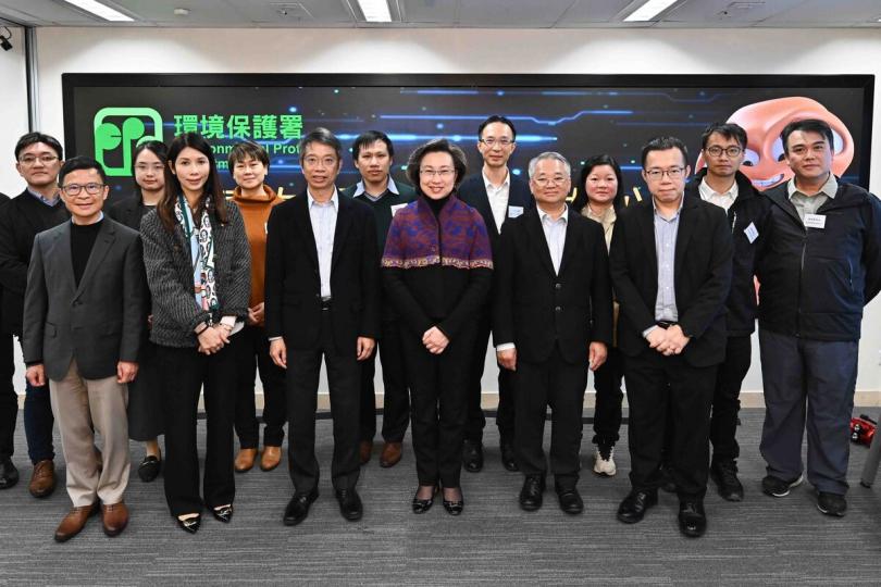 予以鼓勵: 楊何蓓茵(前排右三)與環保署首長級人員和各職系員工代表會面。 予以鼓勵: 楊何蓓茵(前排右三)與環保署首長級人員和各職系員工代表會面。