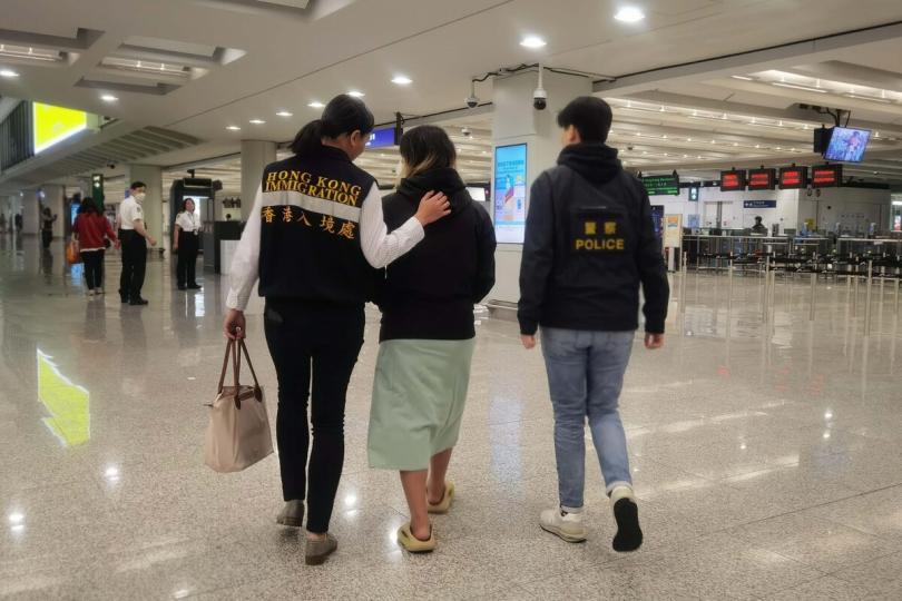 安全返港:  獲救港人在保安局專責小組成員陪同下抵達香港。