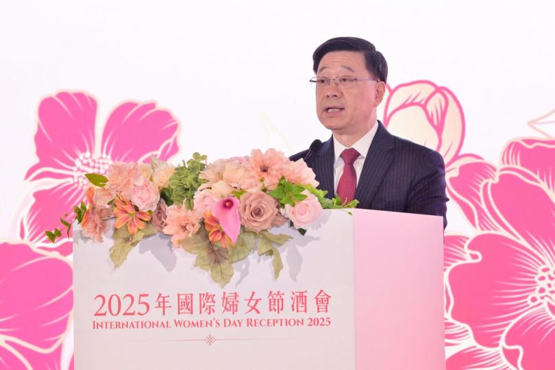中堅力量:  李家超在酒會上向全港女士致敬，指婦女是香港發展的重要力量。  　　 