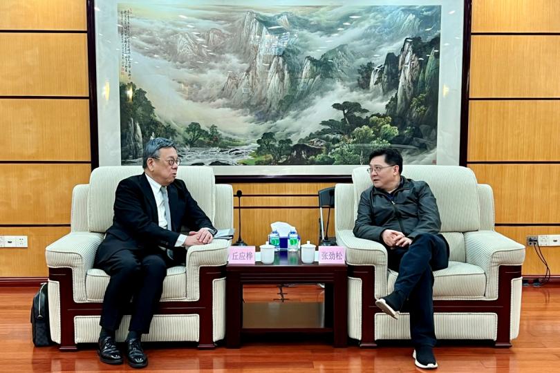 集思廣益:  丘應樺（左）與張勁松就深化粵港經貿合作交換意見。
