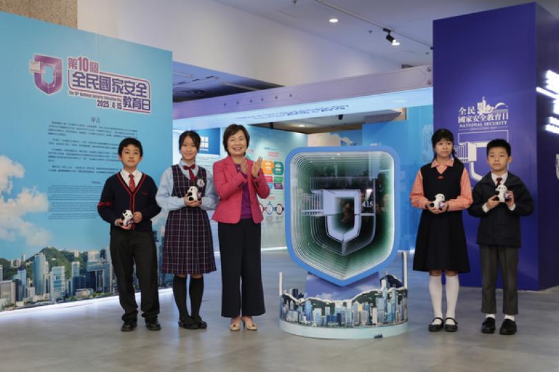 愛國愛港:  蔡若蓮（左一）在專題展覽中把「文化安全」標牌掛於展覽裝置上。