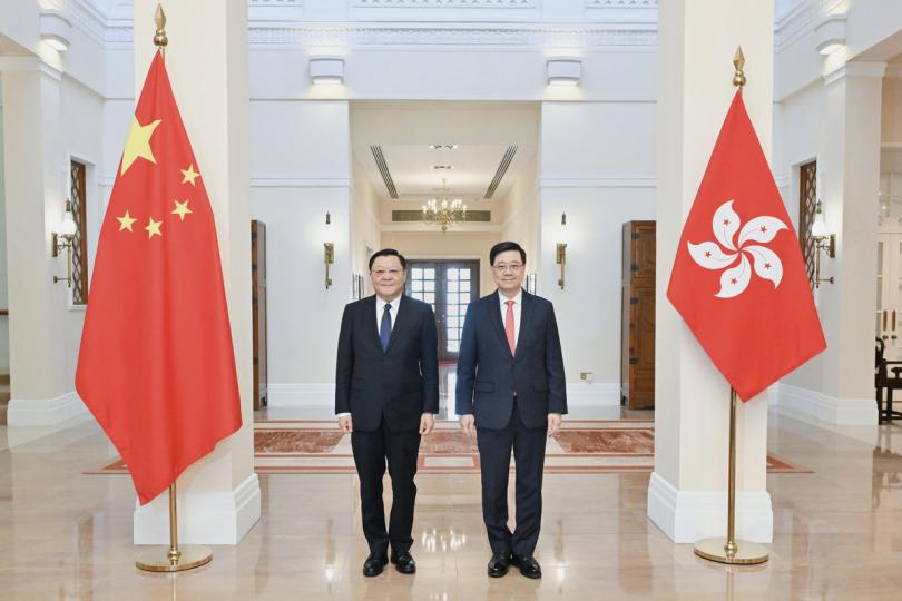 優勢互補: 李家超(右)與王偉中會面。 優勢互補: 李家超(右)與王偉中會面。