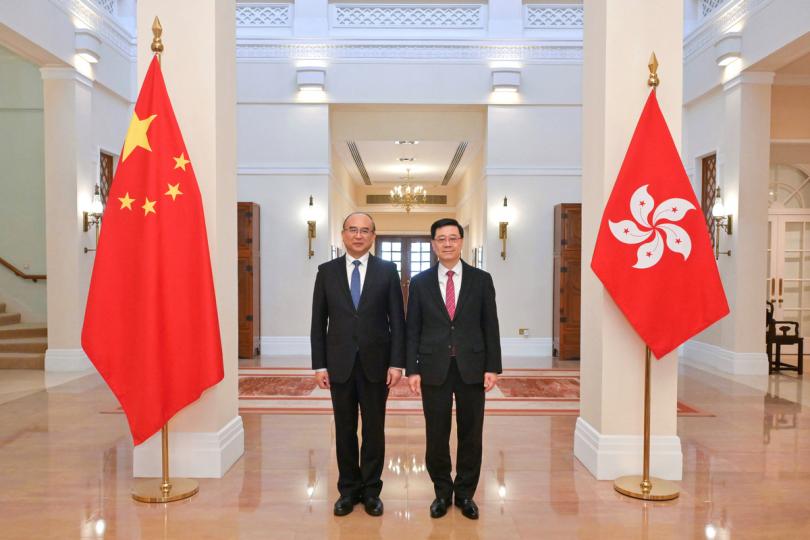 共謀發展: 李家超(右)與許勤就深化香港與黑龍江合作交流意見。 共謀發展: 李家超(右)與許勤就深化香港與黑龍江合作交流意見。