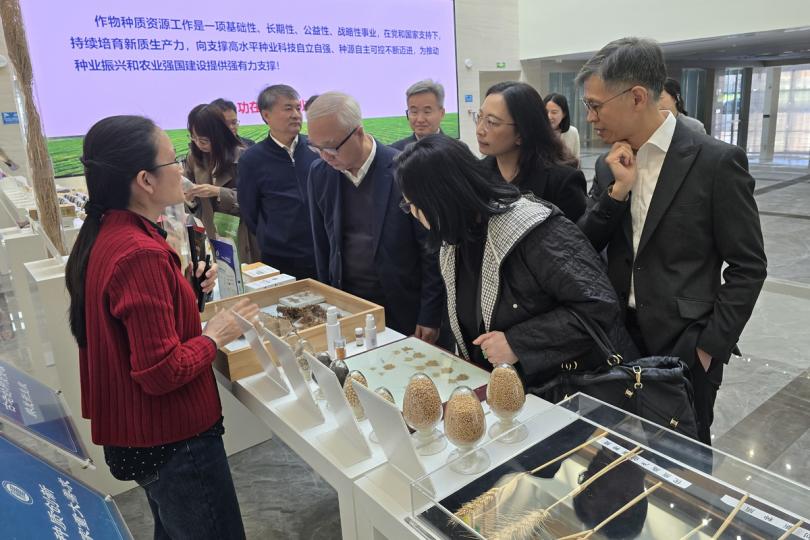 農業發展: 謝展寰(右四)參觀中國農業科學院的國家作物種質庫。 農業發展: 謝展寰(右四)參觀中國農業科學院的國家作物種質庫。