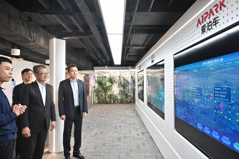 科研成果:  陳茂波（右二）在北京參觀一家專注於高精度人工智能產品研發應用的企業，觀看其最新科技產品。