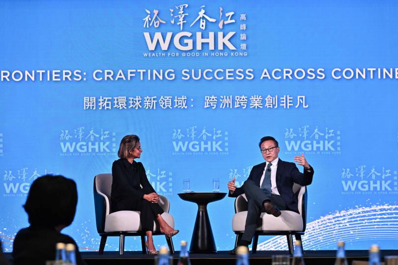 真知灼見:  蔡崇信（右）在高峰論壇對談環節與摩根大通私人銀行亞洲行政總裁彭思佳交流。