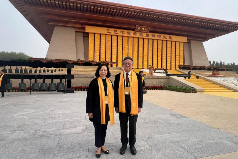 傳統文化:  丘應樺（右）和麥美娟在鄭州市出席乙巳年黃帝故里拜祖大典。