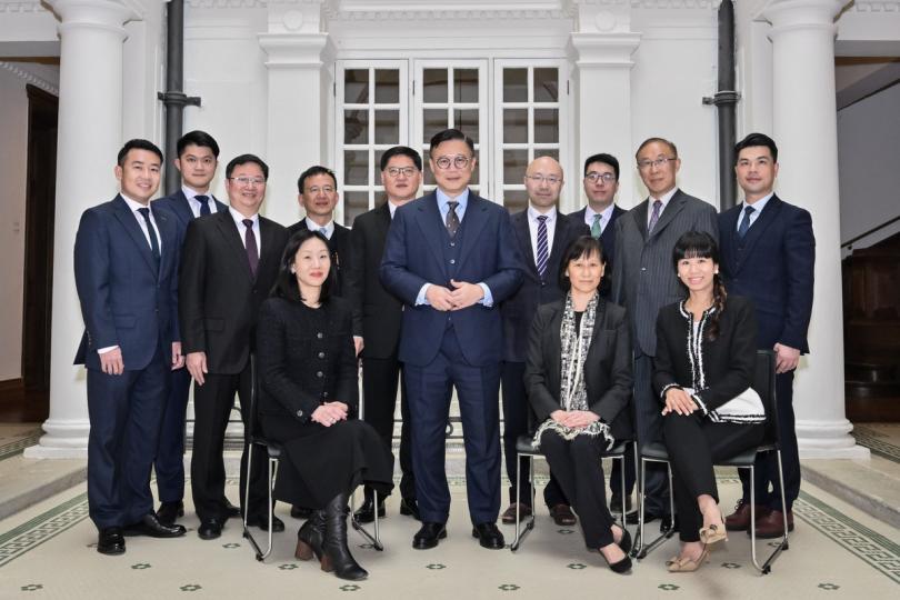 集思廣益:  張國鈞（中）與新一屆粵港澳大灣區專責小組成員於首次會議前合照。