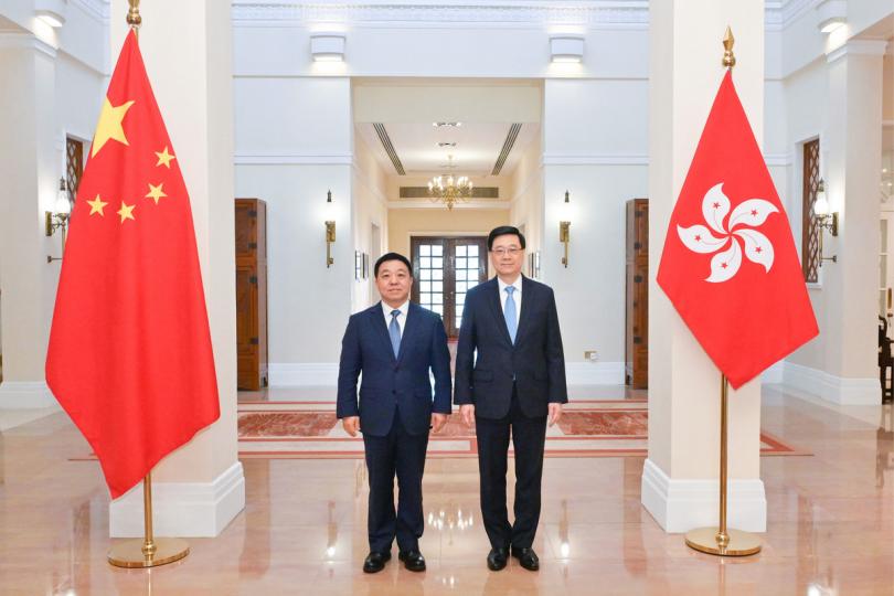 重要夥伴: 李家超(右)與葉建春會面。 重要夥伴: 李家超(右)與葉建春會面。