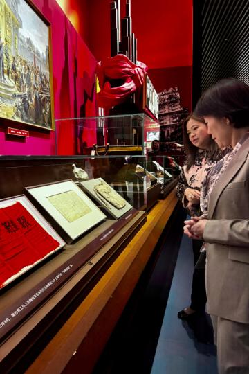 了解歷史:  羅淑佩（左）在北京參觀中國共產黨歷史展覽館。