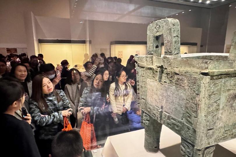 借鏡:  羅淑佩(左二)在北京參觀國家博物館《古代中國》展覽。