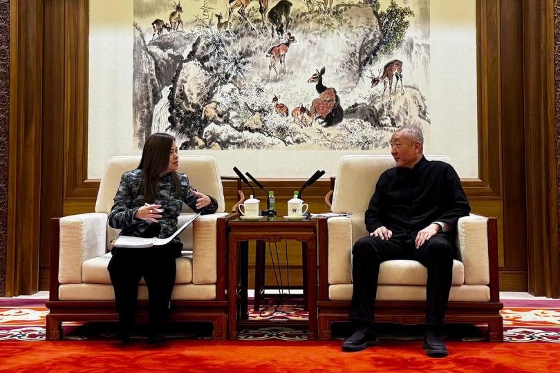 會面:  羅淑佩（左）向高政簡介「亞洲文化合作論壇+2025」的籌備情況。