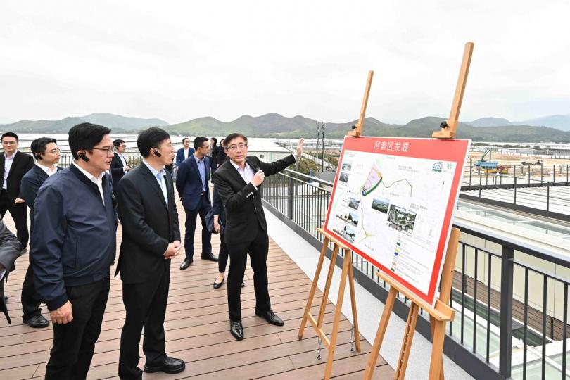 視察:  黃偉綸（前排左）、陶永欣（前排中）到河套深港科技創新合作區香港園區，了解園區在規劃、設計和建設方面的情況。