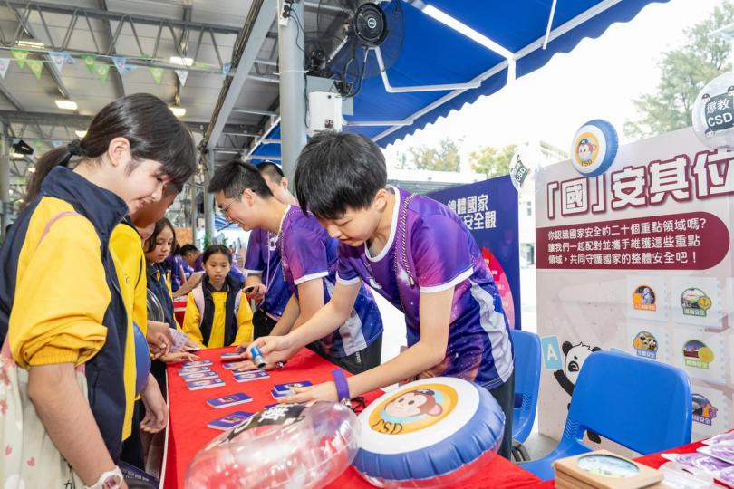 主題遊戲:  在懲教署開放日，學生參與攤位遊戲。