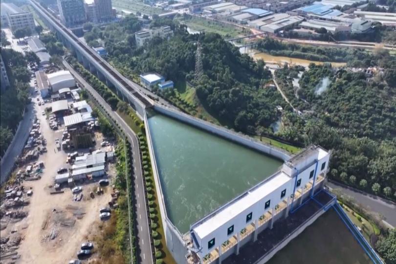 綿延不絕:  東深供水系統全長約68公里，途經四座泵站，包括位於金湖泵站部分，以專用管道輸送至深圳水庫再輸送到香港。
