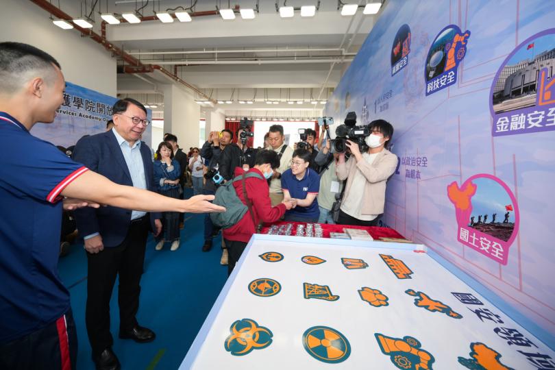 欣賞展品:  陳國基（左二）參觀在消防及救護學院舉行的國安知識展覽。